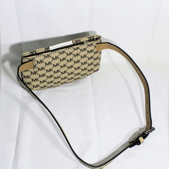 Michael Kors logo Belt bag, SM. EUC - Picture 5 of 16